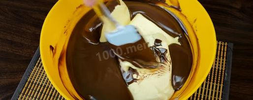 Шаг 16: торта подушка с короной из мастики