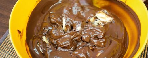 Шаг 17: торта подушка с короной из мастики