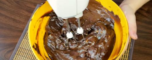 Шаг 18: торта подушка с короной из мастики