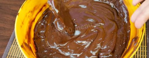 Шаг 19: торта подушка с короной из мастики