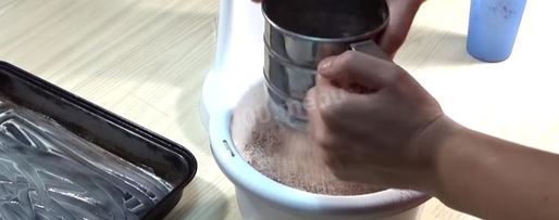 Шаг 2: торта подушка с короной из мастики