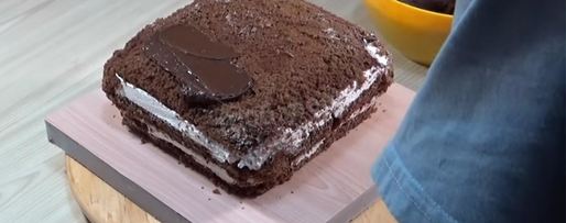 Шаг 20: торта подушка с короной из мастики