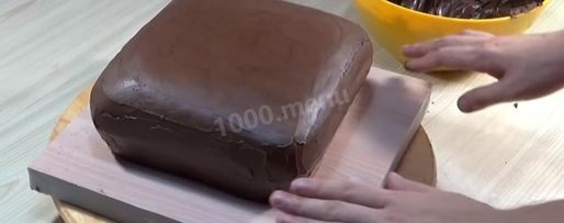 Шаг 21: торта подушка с короной из мастики