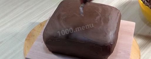 Шаг 22: торта подушка с короной из мастики