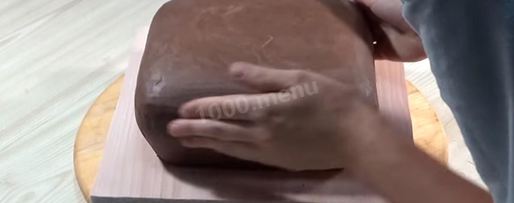 Шаг 23: торта подушка с короной из мастики