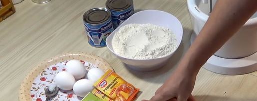 Шаг 24: торта подушка с короной из мастики