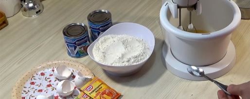 Шаг 25: торта подушка с короной из мастики