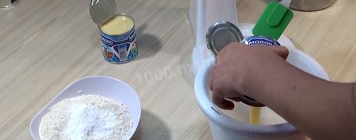 Шаг 26: торта подушка с короной из мастики