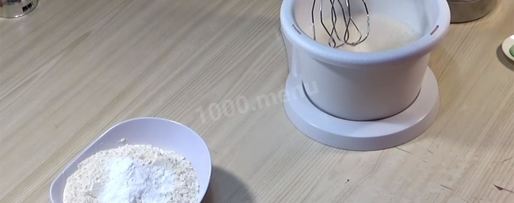 Шаг 27: торта подушка с короной из мастики