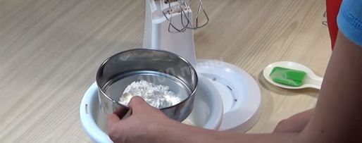 Шаг 28: торта подушка с короной из мастики