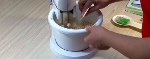 Шаг 29: торта подушка с короной из мастики