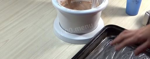 Шаг 3: торта подушка с короной из мастики