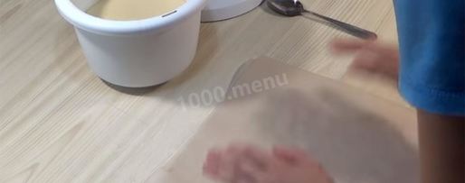 Шаг 30: торта подушка с короной из мастики