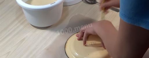 Шаг 31: торта подушка с короной из мастики