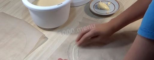 Шаг 32: торта подушка с короной из мастики