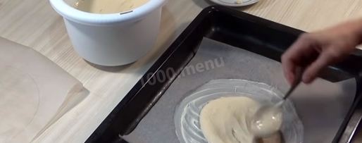 Шаг 33: торта подушка с короной из мастики