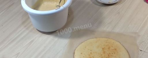 Шаг 35: торта подушка с короной из мастики