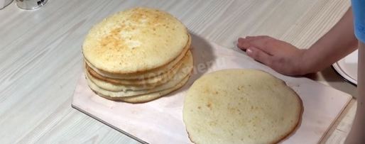 Шаг 36: торта подушка с короной из мастики