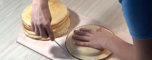 Шаг 37: торта подушка с короной из мастики