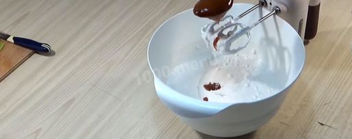 Шаг 38: торта подушка с короной из мастики