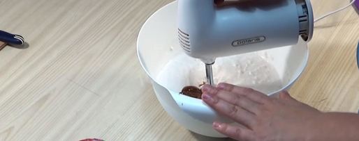 Шаг 39: торта подушка с короной из мастики