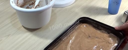 Шаг 4: торта подушка с короной из мастики