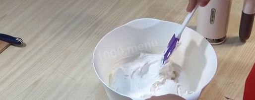 Шаг 40: торта подушка с короной из мастики