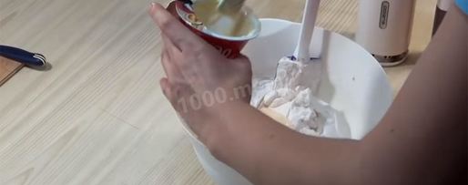 Шаг 41: торта подушка с короной из мастики