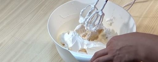 Шаг 42: торта подушка с короной из мастики