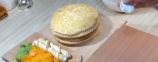 Шаг 43: торта подушка с короной из мастики