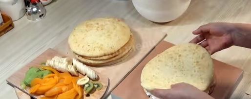 Шаг 44: торта подушка с короной из мастики