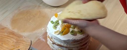 Шаг 45: торта подушка с короной из мастики