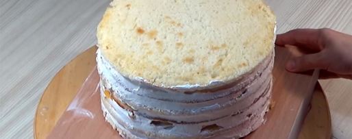 Шаг 46: торта подушка с короной из мастики