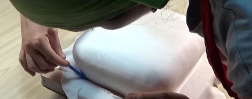 Шаг 47: торта подушка с короной из мастики