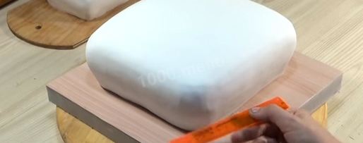 Шаг 48: торта подушка с короной из мастики