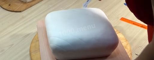 Шаг 49: торта подушка с короной из мастики