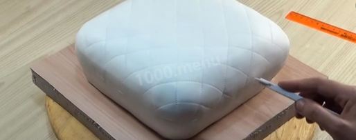 Шаг 50: торта подушка с короной из мастики