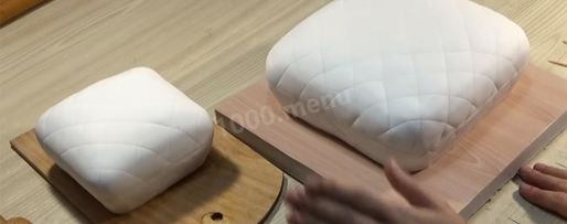 Шаг 51: торта подушка с короной из мастики