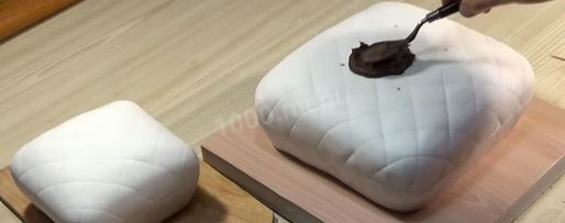 Шаг 55: торта подушка с короной из мастики