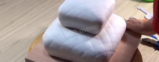 Шаг 56: торта подушка с короной из мастики