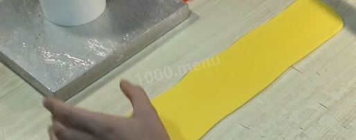 Шаг 57: торта подушка с короной из мастики