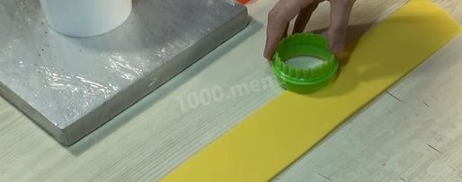 Шаг 58: торта подушка с короной из мастики