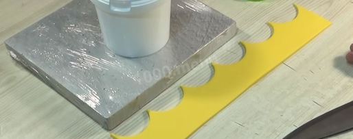 Шаг 59: торта подушка с короной из мастики