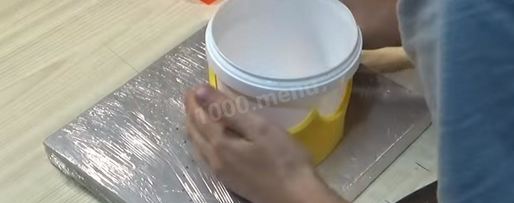 Шаг 60: торта подушка с короной из мастики