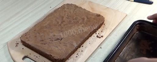 Шаг 6: торта подушка с короной из мастики