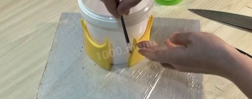 Шаг 61: торта подушка с короной из мастики