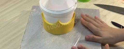 Шаг 62: торта подушка с короной из мастики