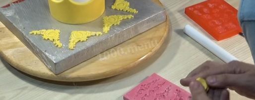 Шаг 63: торта подушка с короной из мастики