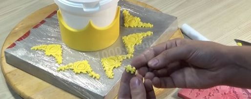 Шаг 64: торта подушка с короной из мастики