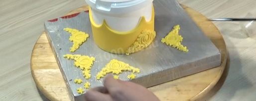 Шаг 65: торта подушка с короной из мастики